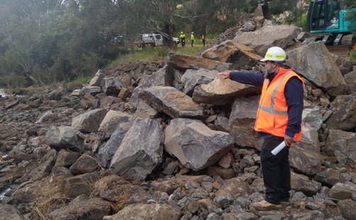 Assisting in rock ramp fishway construction